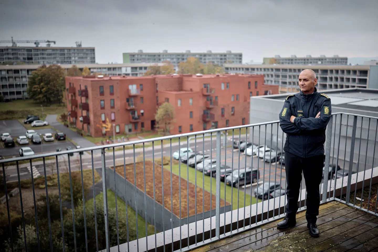 I nogle miljøer i Aarhus Vest findes der »en slags parallelle retssystemer«, og det er politiet meget opmærksom på, forklarer politiinspektør René Raffo. På fotoet ses han på politistationen i Gellerup.