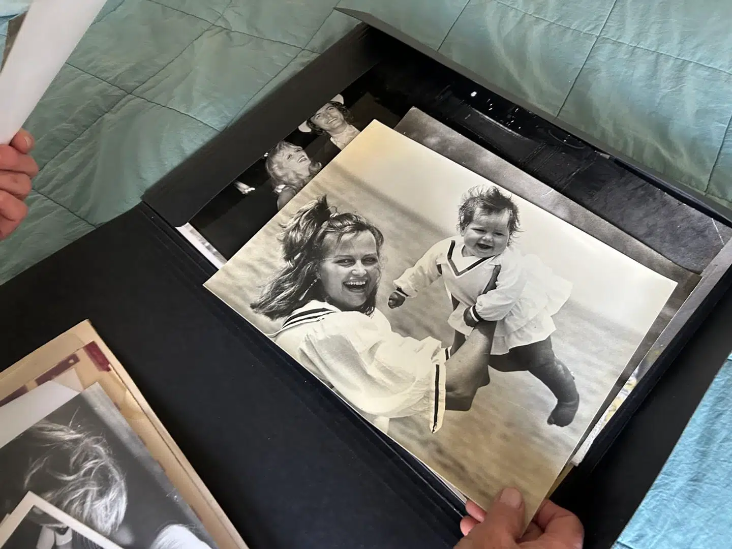 Winnie Hollmann viser fotos fra gamle dage. Her med datteren Honey, som alle var enige om var som snydt ud af næsen på Jack Nicholson.