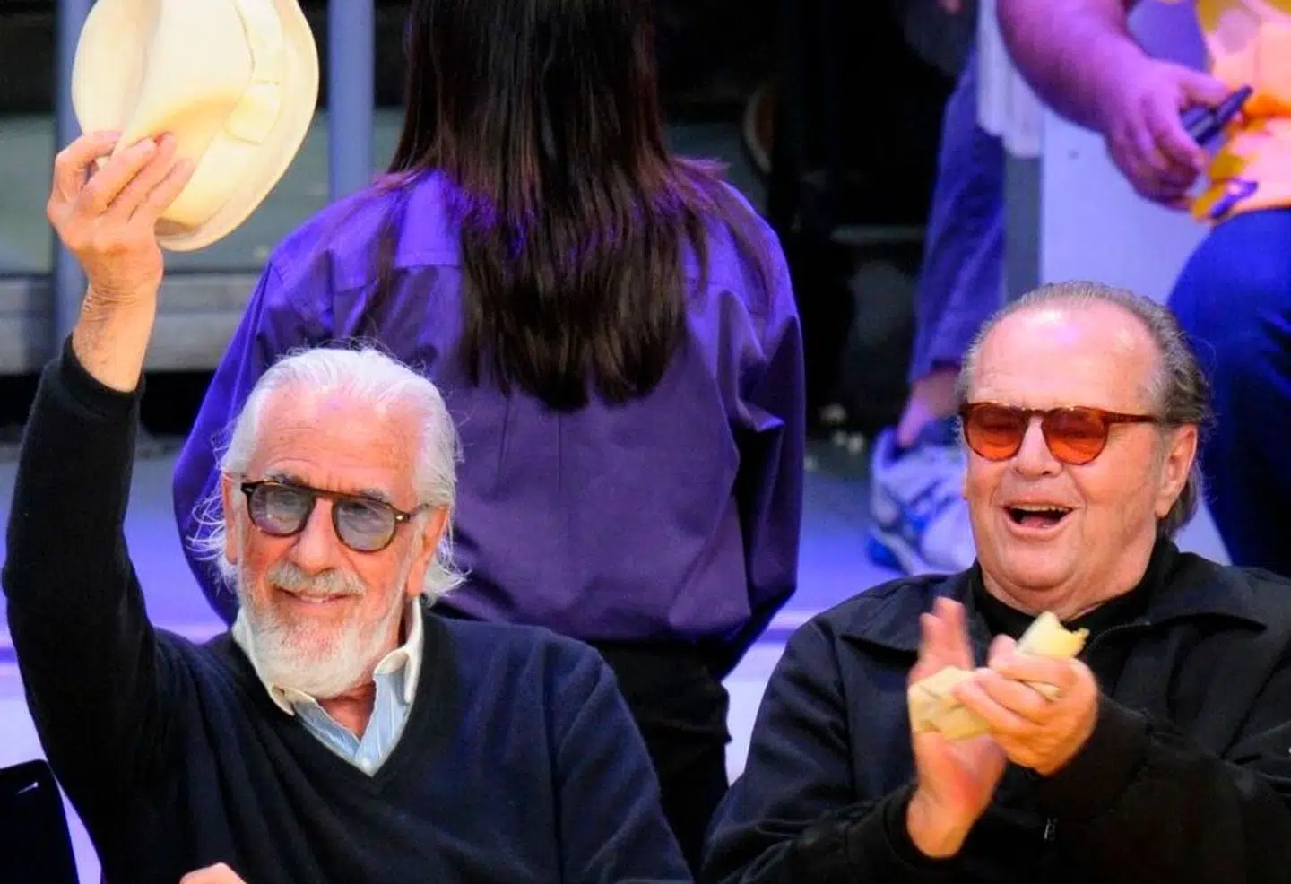 De to gamle venner Jack Nicholson og Lou Adler, som begge er trofaste fans af basketballholdet LA Lakers, hvis kampe de altid ser sammen.