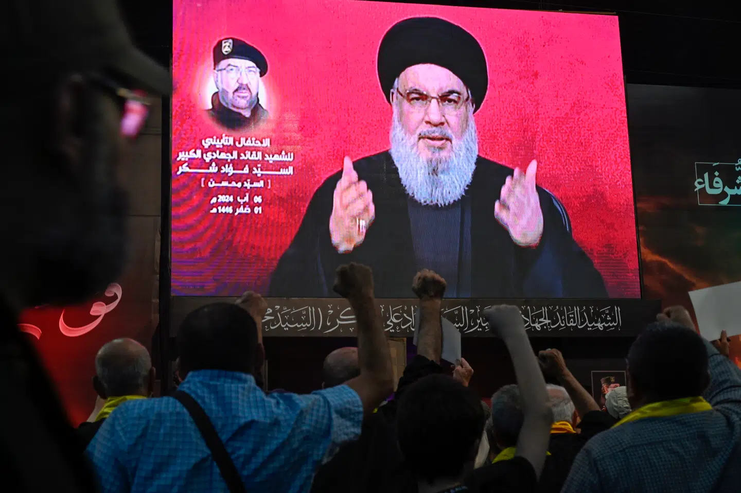 Hizbollah-støtter i Libanons hovedstad Beirut ser Hassan Nasrallah give en TV-transmitteret tale.