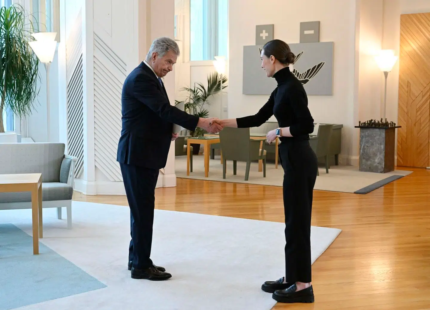 Her er to af hovedpersonerne bag Sveriges beslutning om at ansøge om NATO-medlemskab. De er finner, den ene, Sanna Marin, var statsminister og overraskende hårdnakket NATO-tilhænger. Den anden, ekspræsident Sauli Niinistö, var tvivlende – og de to var længe slet ikke enige om Finlands beslutning, der tvang Sverige til at agere hurtigt.