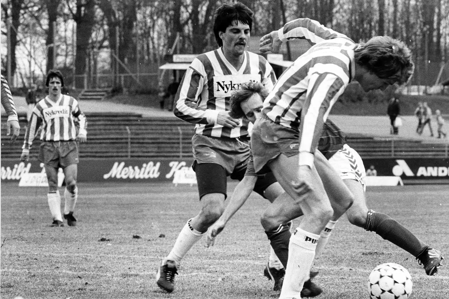 Kim Ziegler (bagest i midten) i kamp for OB mod Vejle og Allan Simonsen, der kommer i klemme mellem to fynske spillere i april 1986 på Vejle Stadion. (Arkivfoto).