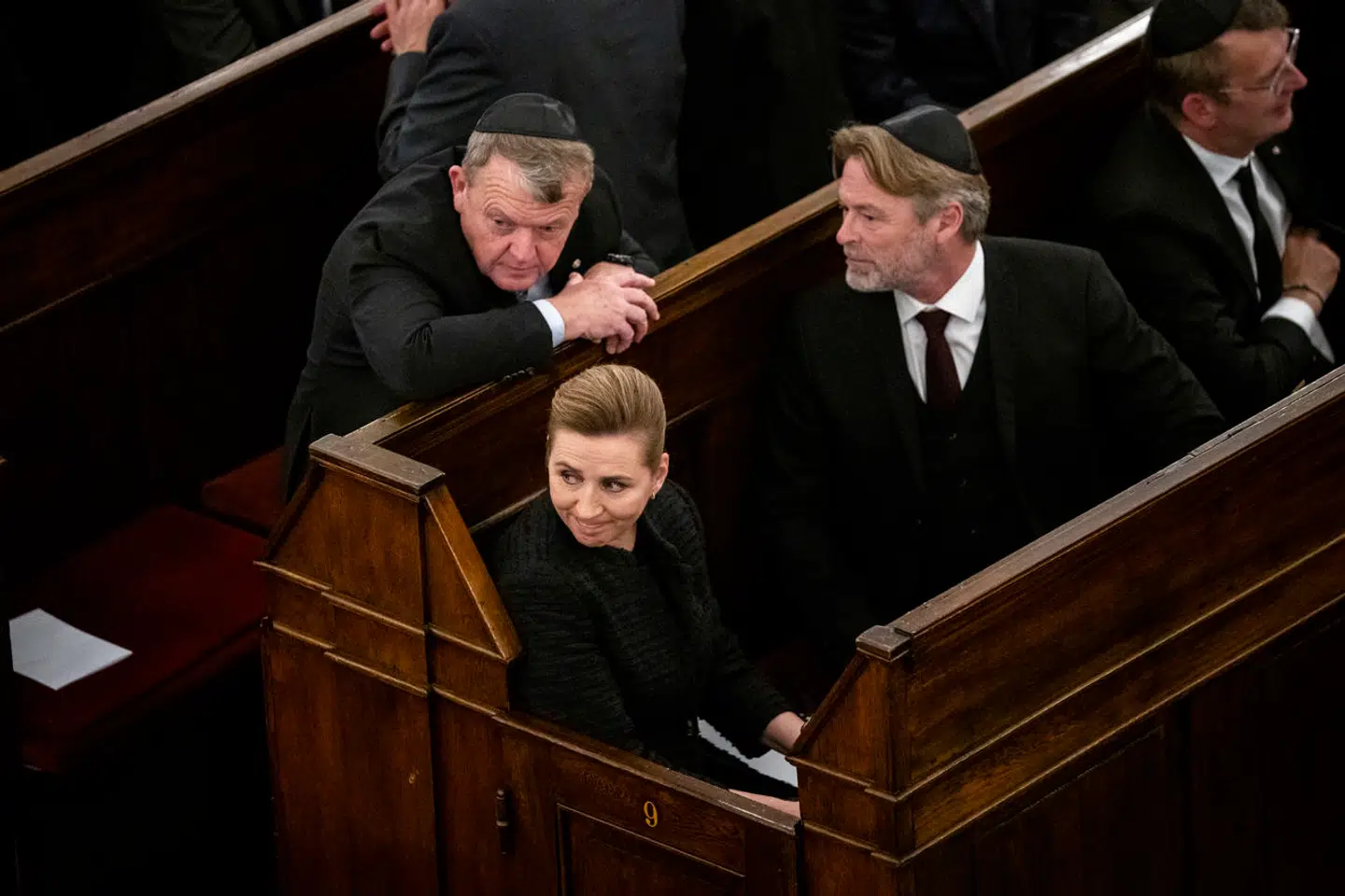 Kort efter terrorangrebet på Israel var der også mindehøjtidelighed i den jødiske synagoge i Krystalgade. Her deltog både Mette Frederiksen og Lars Løkke Rasmussen.