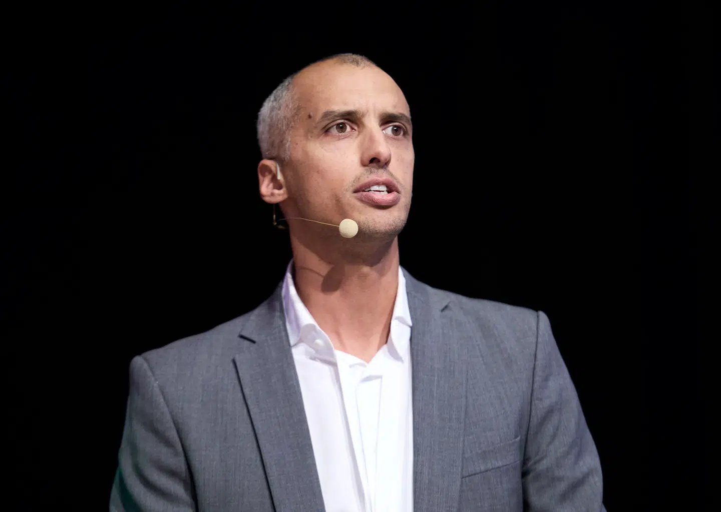 Børne- og undervisningsminister Mattias Tesfaye (S) var lutter smil, da han skulle promovere sin epx-uddannelse på Instagram. Nu lægger han sig fladt ned.