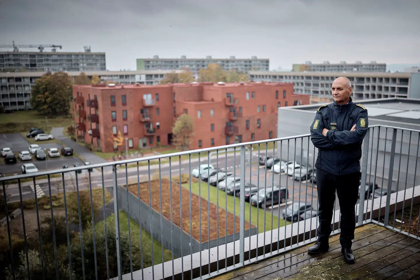 Politiinspektør René Raffo vil ikke kommentere tallene, men han kalder omfanget af kriminalitet i Aarhus Vest foruroligende – ikke mindst blandt børn. På fotoet ses han på politistationen i Gellerup.