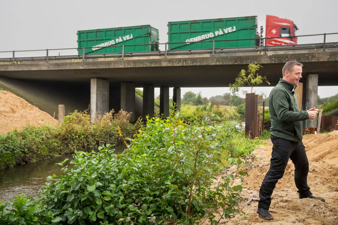 Det er ganske pinligt, at Berlingske med deres store fokus på erhvervslivet hylder en minister, der fjerner regler, som erhvervslivet på det kraftigste efterspørger, skriver Mads Olsen. Her lancerer transportminister Thomas Danielsen en ny insektmotorvej ved Aarhus 13. oktober 2023.