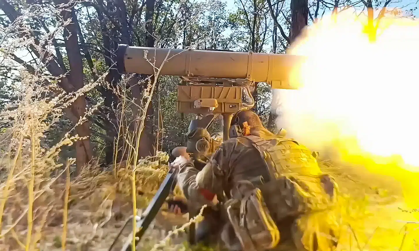 Et arkivfoto videredelt af det russiske forsvarsministerium, der angiveligt viser russiske styrker skyde mod ukrainske stillinger i området ved den russiske Kursk-region. Det er ikke muligt at verificere billedets ægthed.