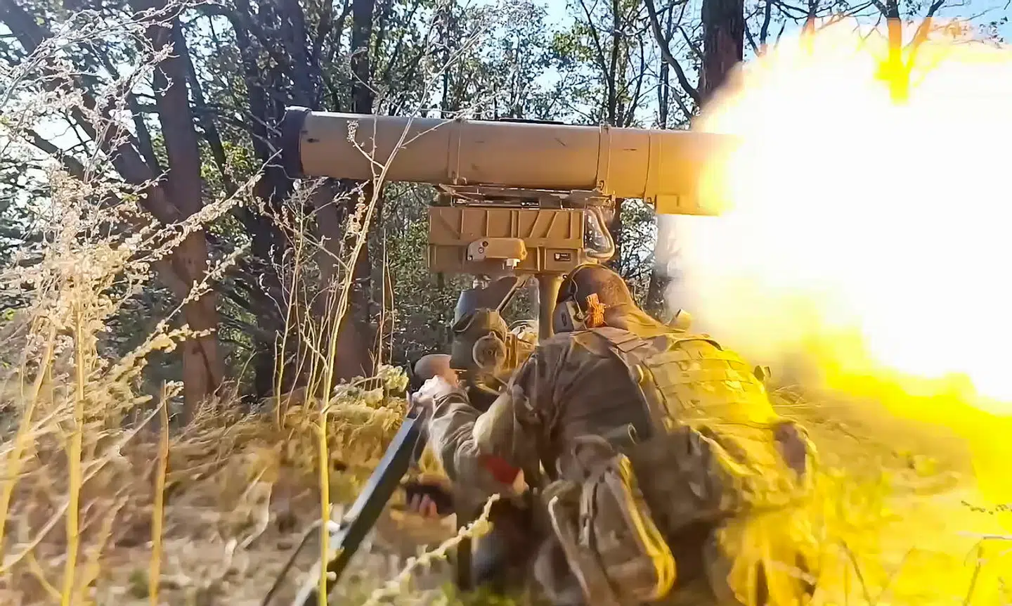 Et arkivfoto videredelt af det russiske forsvarsministerium, der angiveligt viser russiske styrker skyde mod ukrainske stillinger i området ved den russiske Kursk-region. Det er ikke muligt at verificere billedets ægthed.