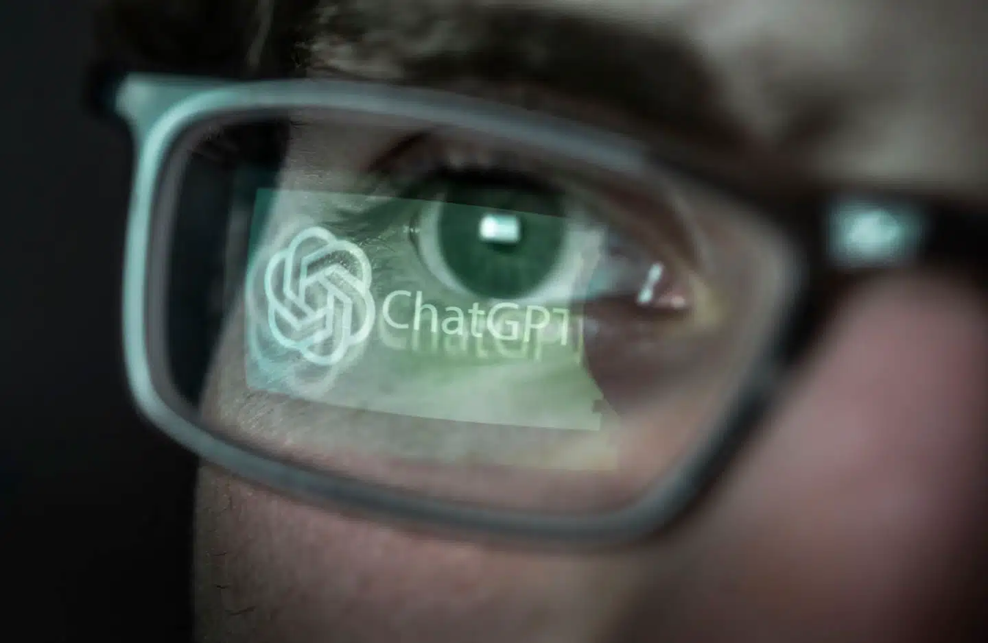 »Jeg har set studier, der anslår, at cirka hvert andet svar fra ChatGPT indeholder forkerte fakta, samt at der er betydelige problemer med ordstilling, logisk forståelse og gengivelse af længere tekststykker fra andre værker,« skriver Just Kjærgård Pedersen.