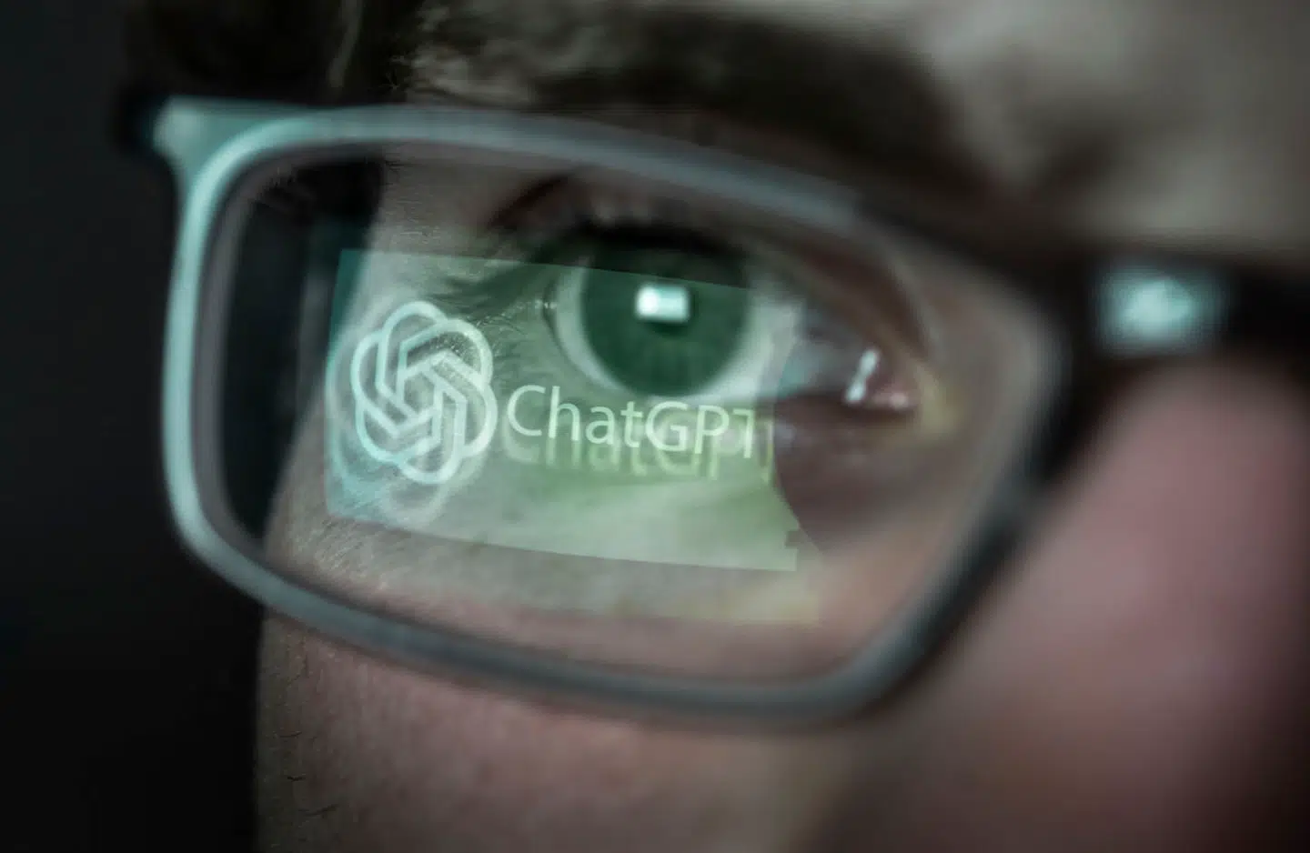 »Jeg har set studier, der anslår, at cirka hvert andet svar fra ChatGPT indeholder forkerte fakta, samt at der er betydelige problemer med ordstilling, logisk forståelse og gengivelse af længere tekststykker fra andre værker,« skriver Just Kjærgård Pedersen.