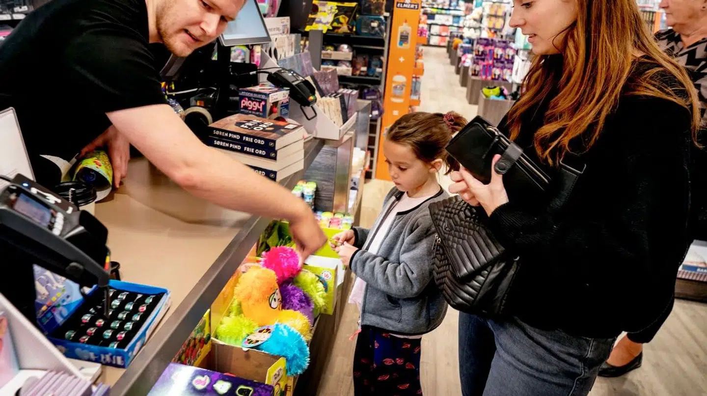 Børnepasset er blevet en særdeles populær aktivitet for børnefamilier i ferierne. Personerne på arkivbilledet har ikke noget med sagen at gøre.