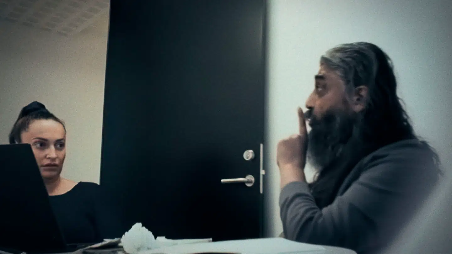 Undervejs i Den sorte svane praler først den ene, så den anden med det absurde i, at de modtager sociale ydelser samtidig med, de begår deres forbrydelser, skriver Søren Pind.