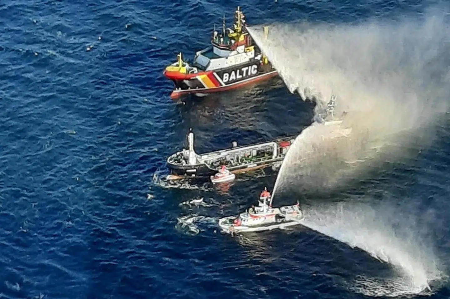 Slukningsarbejdet er fredag eftermiddag i gang i Østersøen nord for Tyskland.