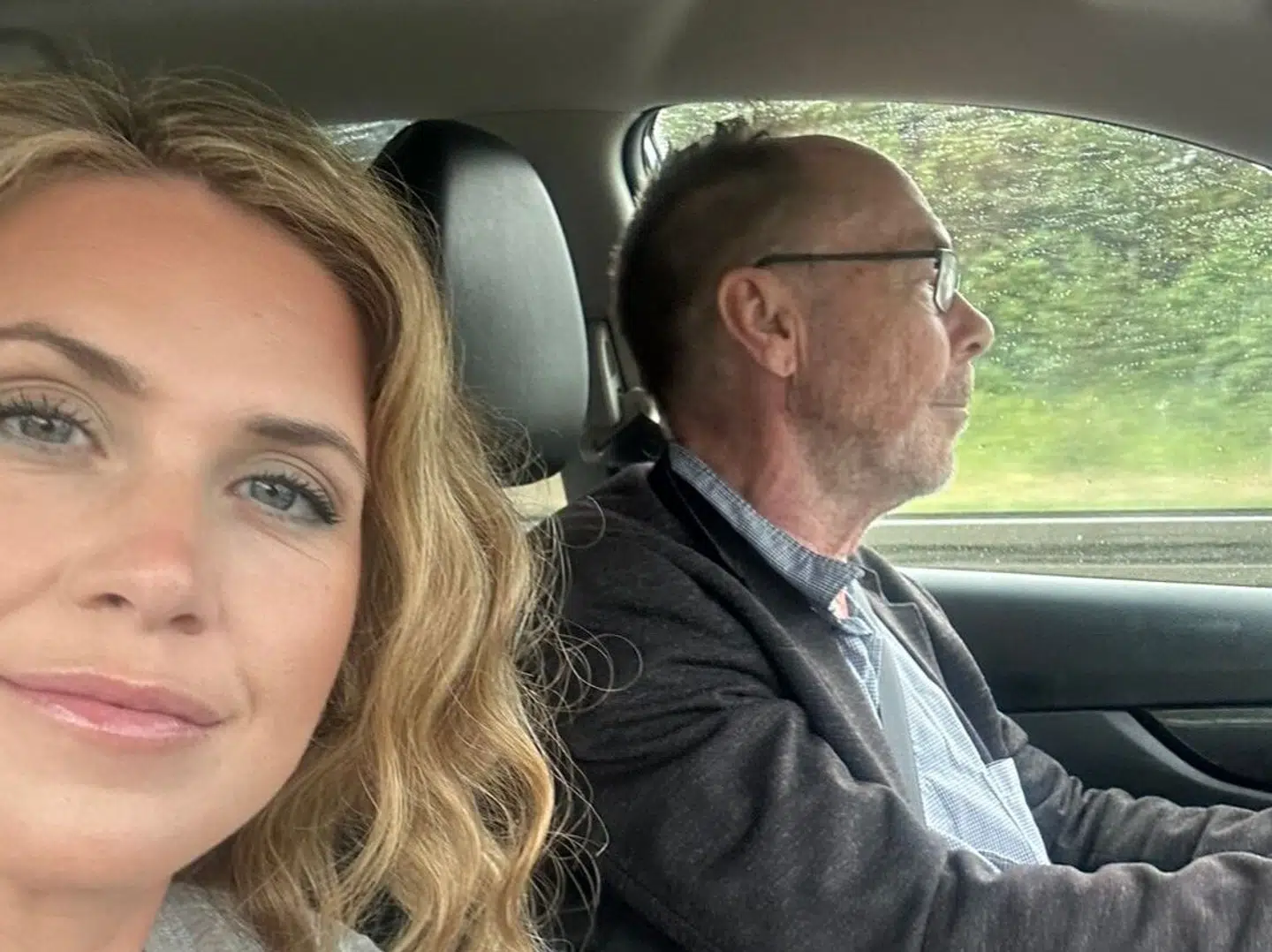 De seneste 12 år har Anna Davids far også været hendes tourmanager. Her er de på vej til Aarhus.