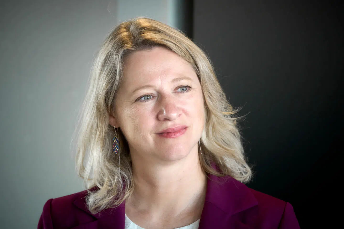 »Det virker virkelig, virkelig mærkeligt og bekymrende. Det er ikke sandsynligt, at der er tvingende grunde bag alle de her anerkendelser af ægteskaber med mindreårige. Derfor må vi nu få undersøgt, hvad der ligger bag de her tal,« siger social- og boligminister Sophie Hæstorp Andersen (S).