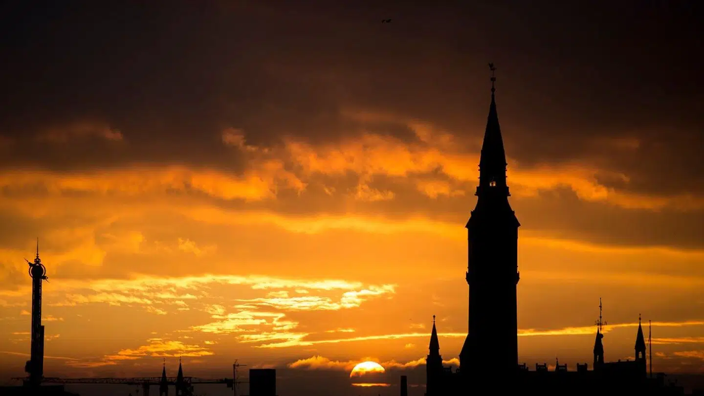 Solnedgang over København, med Københavns Rådhus i forgrunden, torsdag den 30. november 2017.. (Foto: Mads Claus Rasmussen/Scanpix 2017)