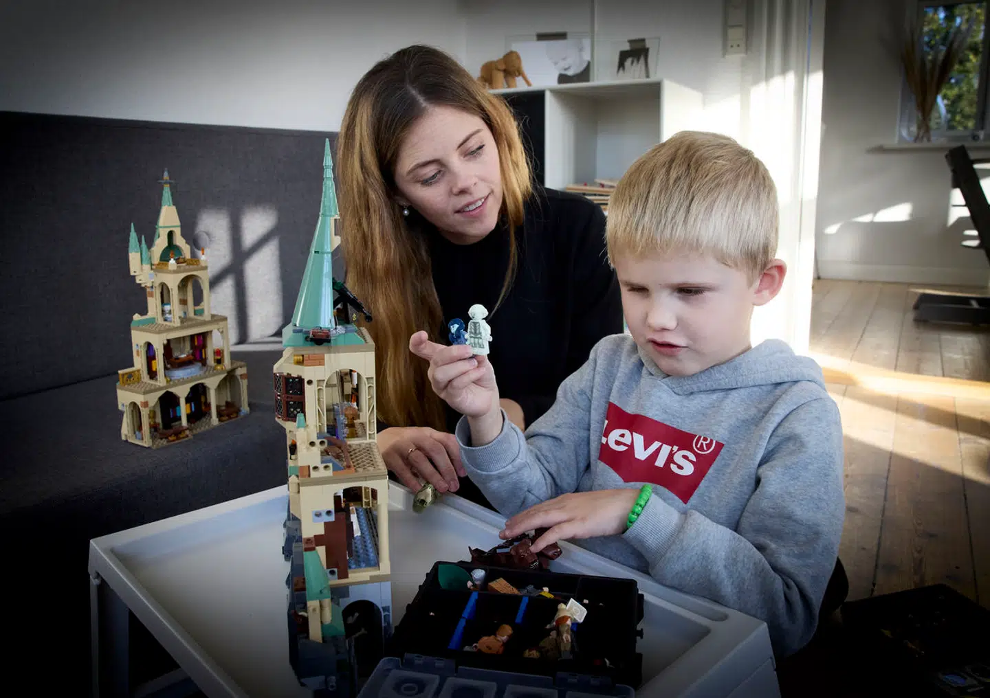Syvårige Sebastian Ringsing er glad for at lege med klodser sammen med sin mor, Marie-Louise Ringsing. Foto: Robert Wengler