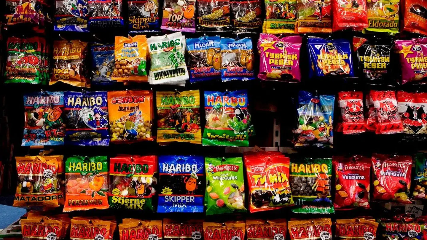 Direktør i en discountkæde har sagt, at lavere moms på frugt og grønt kan dækkes ved, at højere afgifter på andre varer, som eksempelvis slik.