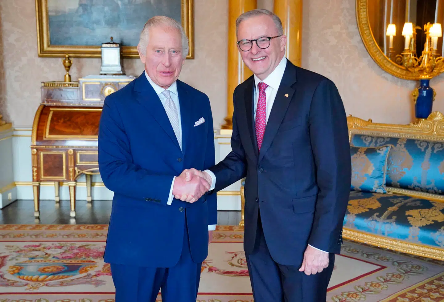 Kong Charles og den australske premierminister, Anthony Albanese, i Buckingham Palace i maj 2023.