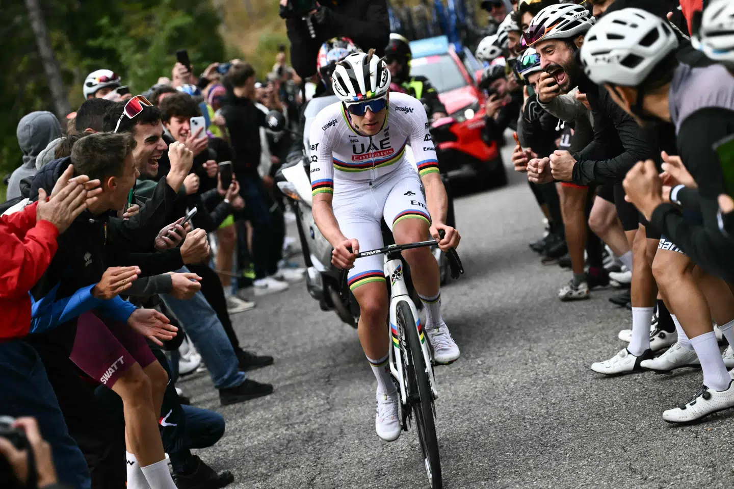 Iklædt den nyvundne VM-trøje kørte Tadej Pogacar de sidste 48 kilometer af Lombardiet Rundt på egen hånd.