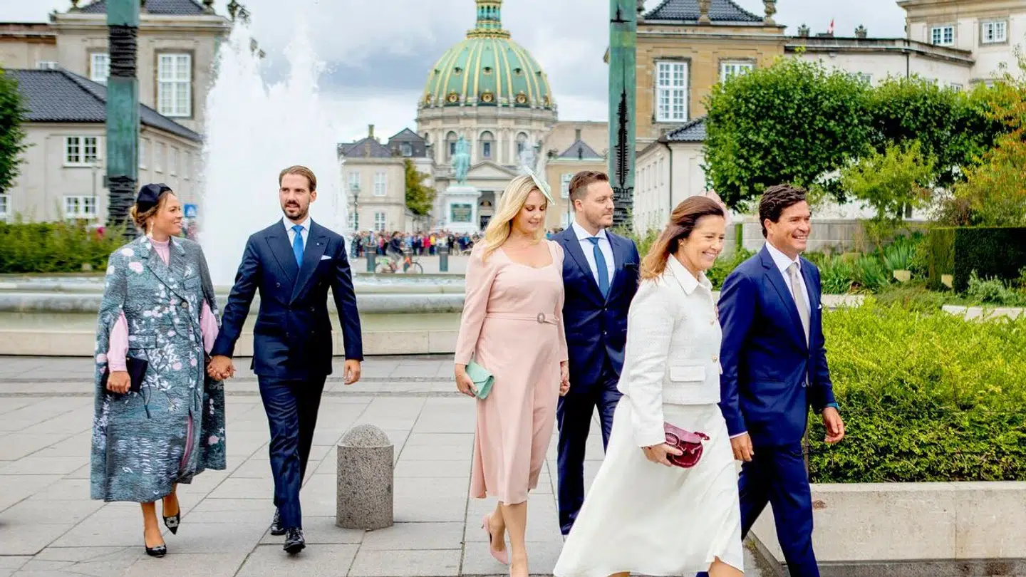 Her ses Prins Philippos med sin kone, prinsesse Nina, Princess Theodora med sin dengang forlovede, Matthew Kumar, samt prinsesse Alexia med sin mand, Carlos, under et besøg i Danmark i 2022.