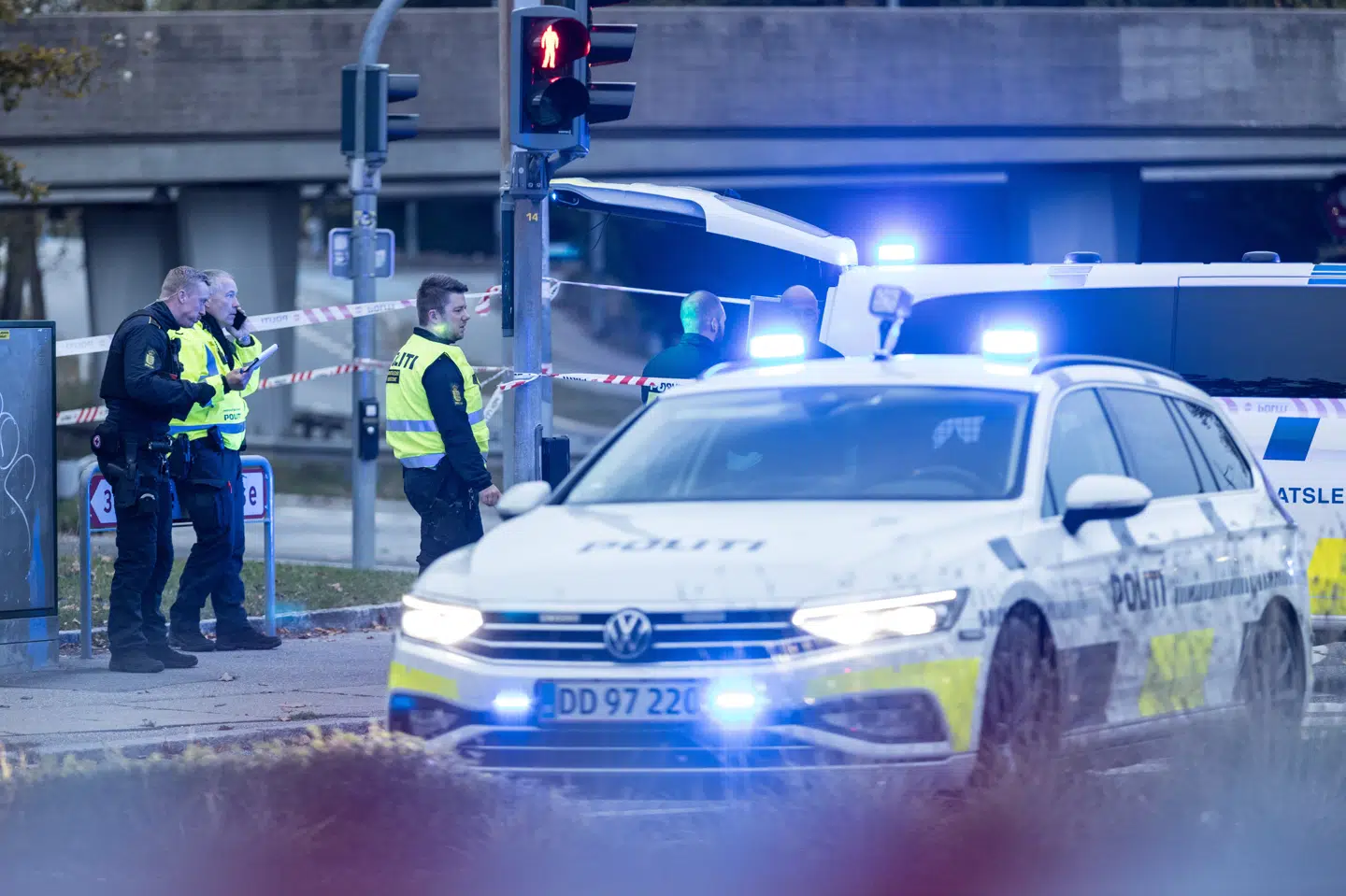 Et større område i Værløse er lørdag afspærret af politiet, efter en mand er blevet skudt og i kritisk tilstand er blevet kørt til Rigshospitalet.
