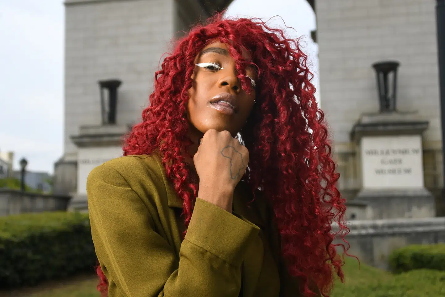 Datterens rigtige navn er Joann Kelly, men hun kalder sig i dag for Buku Abi og har brudt relationen til sin fængslede far. (Arkivfoto).