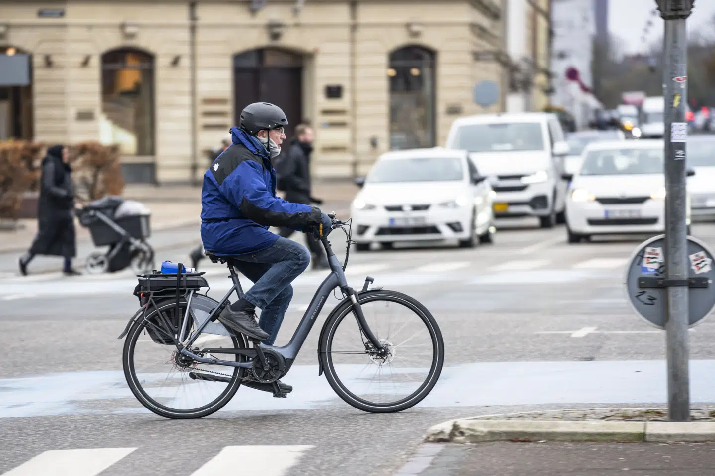 En cyklist på en elcykel ses her på Nørregade i København i november sidste år. Alternativets forslag om et cykelfradrag skal gælde både almindelige cykler og elcykler. (Arkivfoto).