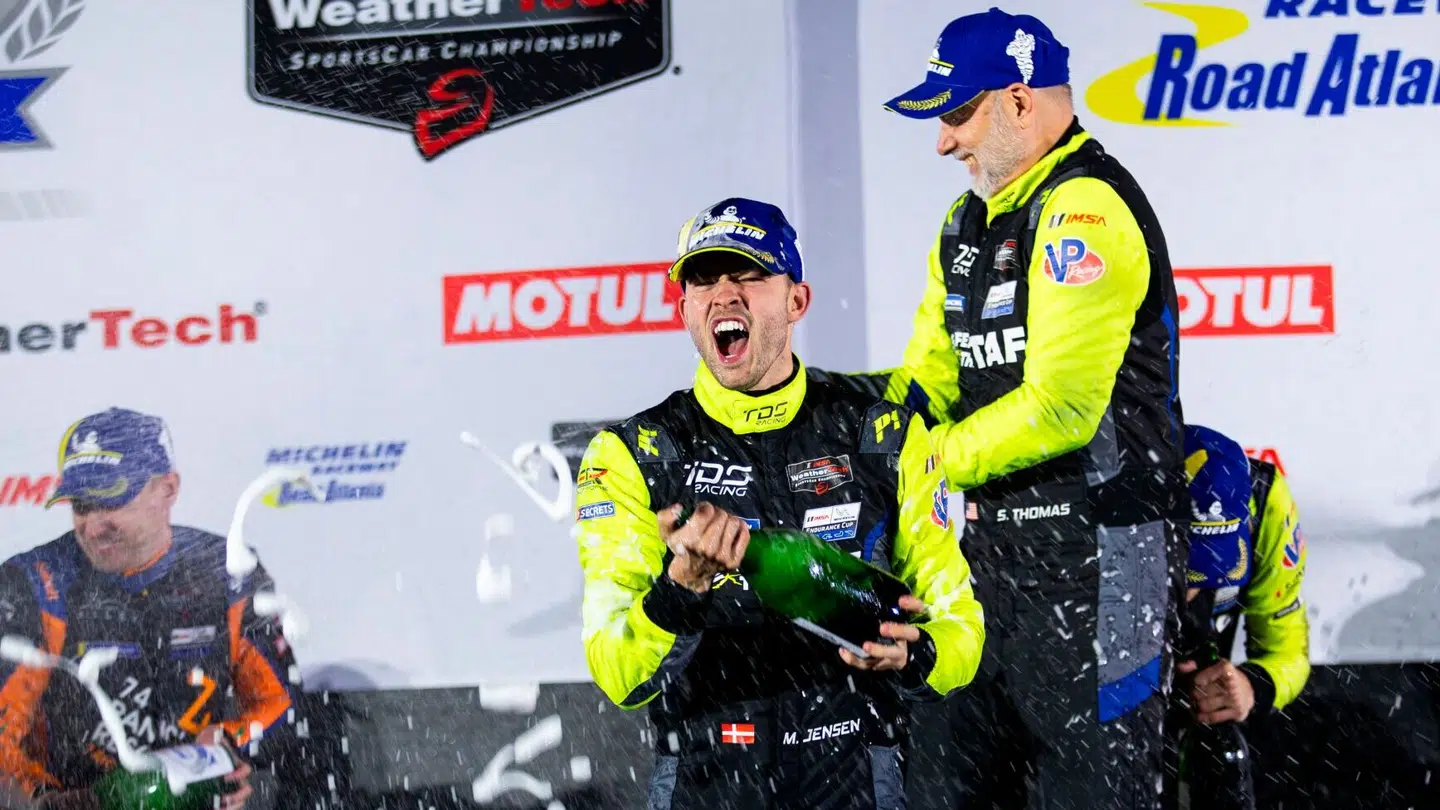 Mikkel Jensen og holdkammeraten Steven Thomas fejrer triumfen.