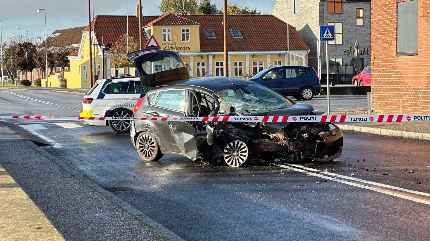 Her ses den smadrede bil, efter føreren med høj hastighed var kørt ind i en bygning.