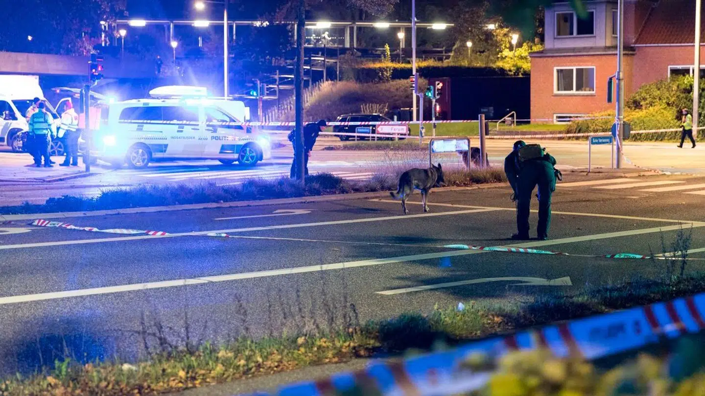 Politiet har afspærret et større område i Værløse omkring krydset Fiskebækvej og Kirke Værløsevej lørdag d. 12 oktober 2024. En mand født i 1992 er lørdag blevet skudt i maven og er i kritisk tilstand.