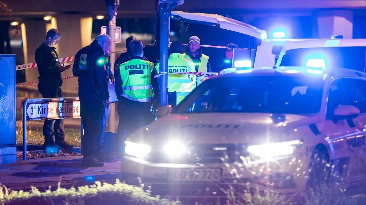 Politiet har afspærrede et større område i Værløse omkring krydset Fiskebækvej og Kirke Værløsevej lørdag, efter en mand født i 1992 blev skudt i maven og er i kritisk tilstand.