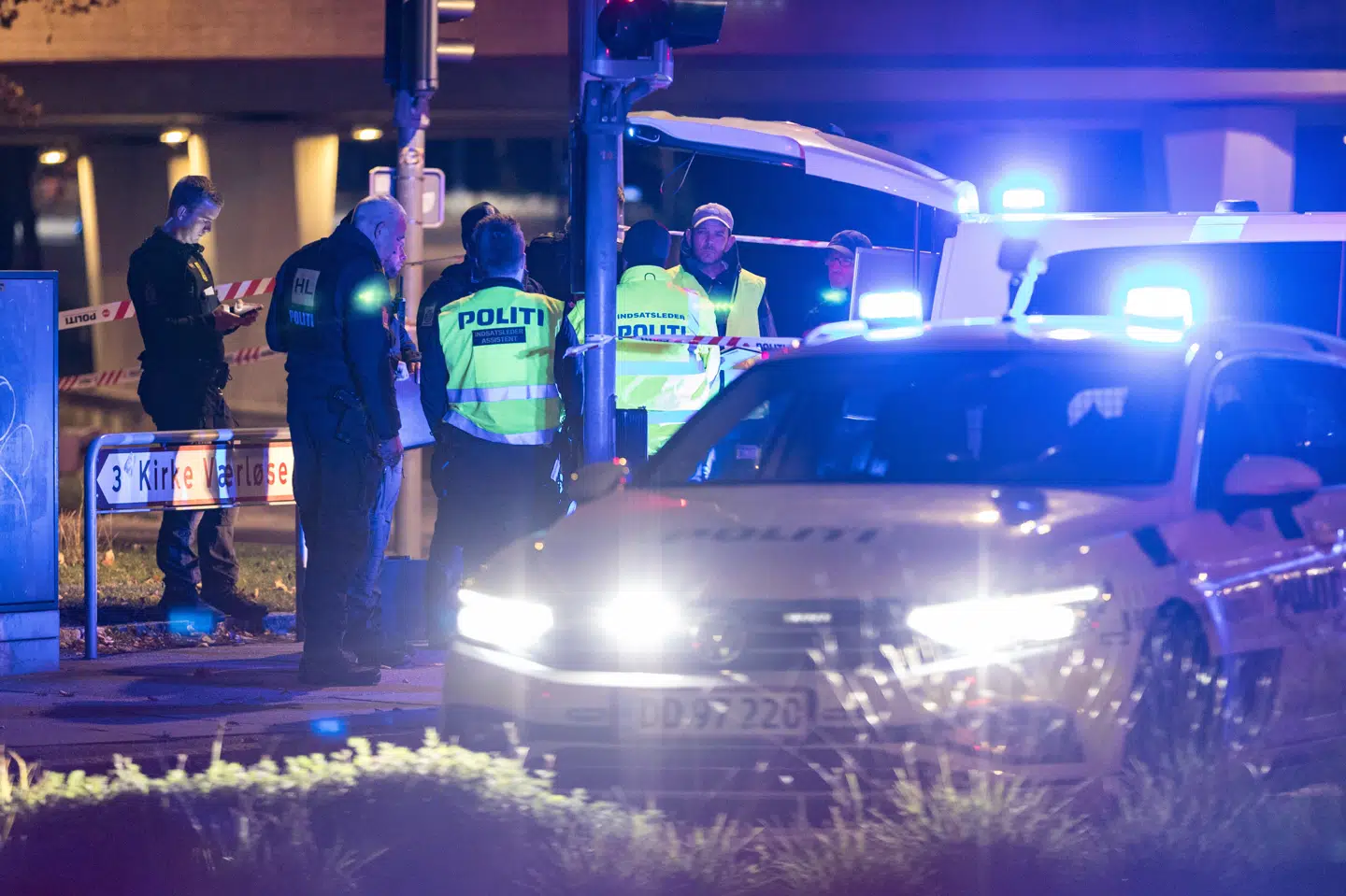 Nordsjællands Politi var lørdag aften til stede i Værløse efter et skyderi. Søndag er alle tre anholdte blev løsladt.