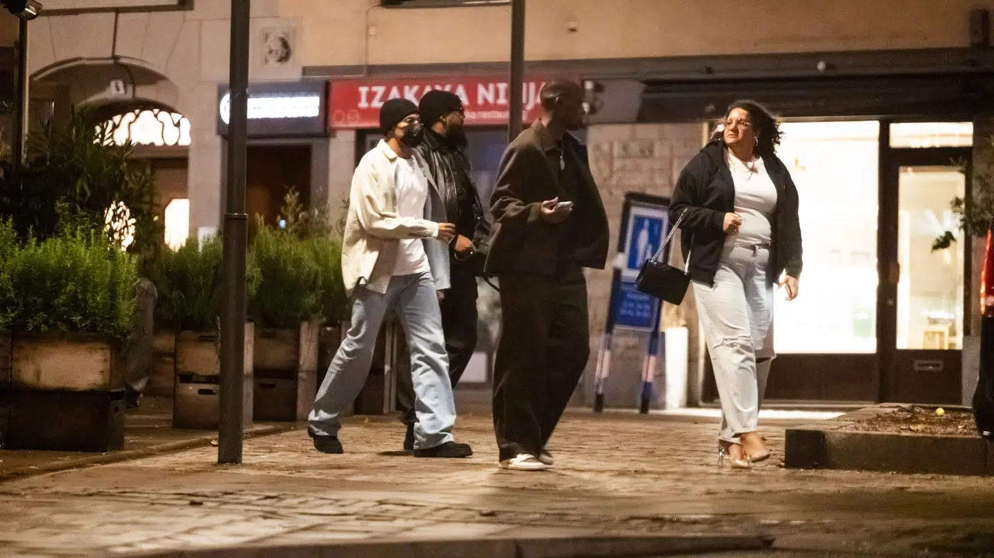Kylian Mbappé med venner udenfor spisestedet Chez Jolie i Stockholm.