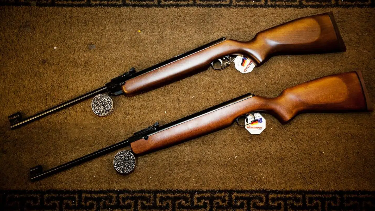 Det er et 100 år gammelt luftgevær, som bedstefaren truede sit barnebarn med. Billedet stammer dog fra butikken Arms Gallery og er dermed ikke det specifikke gerningsvåben.