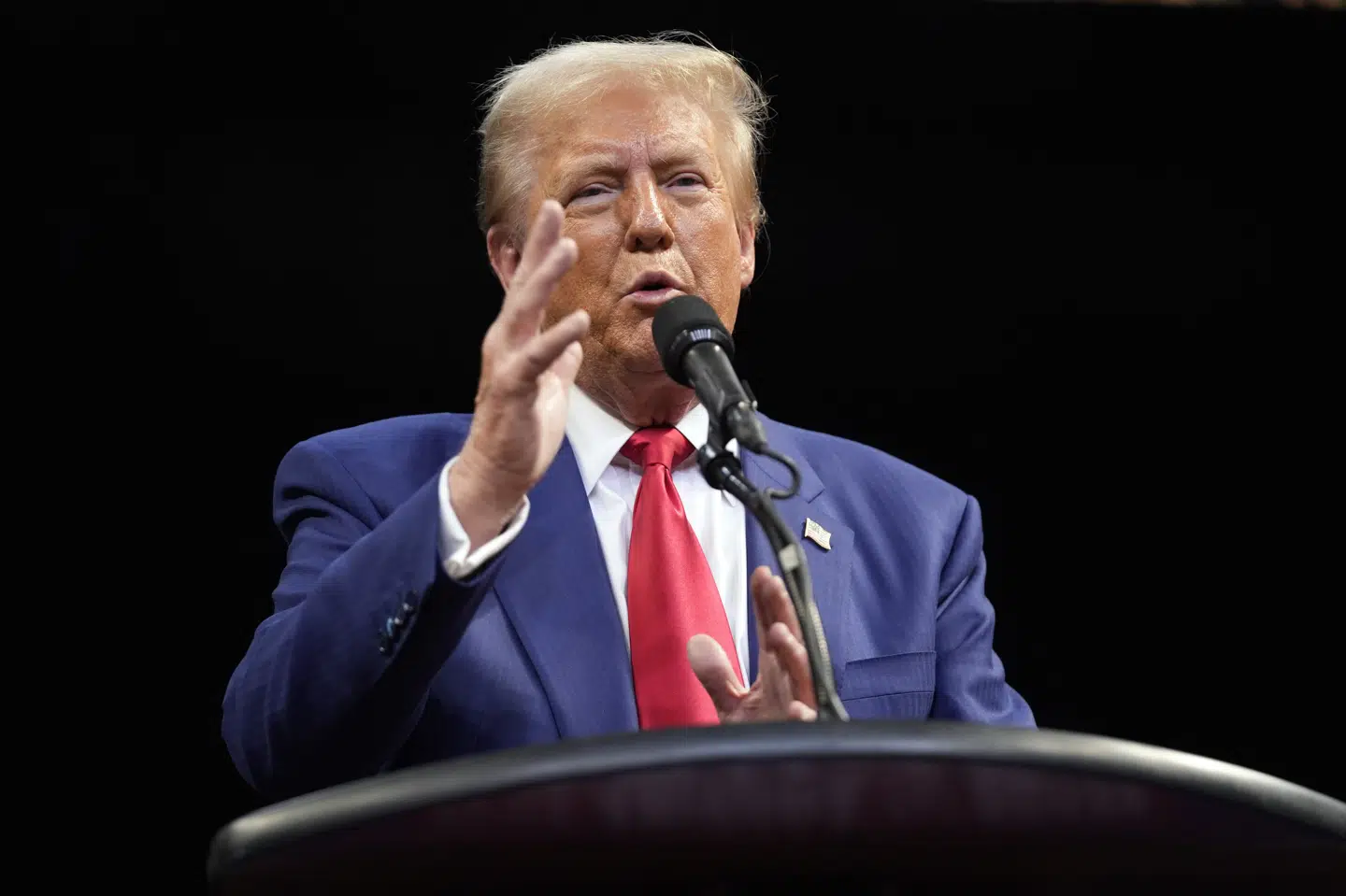 Republikanernes præsidentkandidat, Donald Trump, taler her ved et vælgermøde den 13. oktober i Findlay Toyota Arena i byen Prescott Valley, som ligger i den amerikanske delstat Arizona.