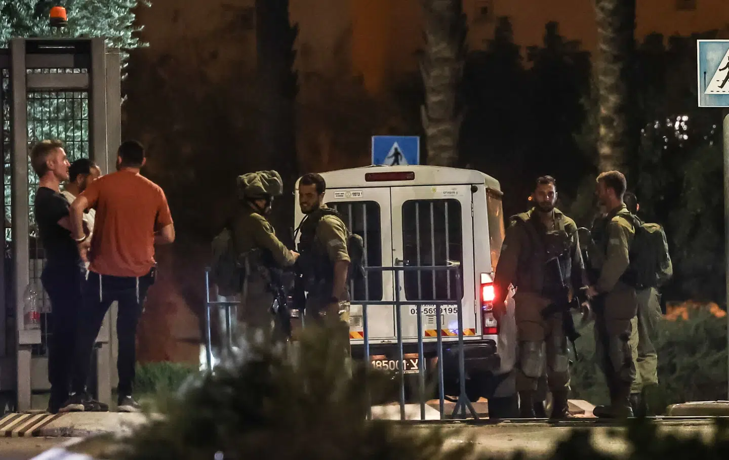 Israelske soldater nær basen i Binyamina, hvor Hizbollahs droner ramte søndag aften.