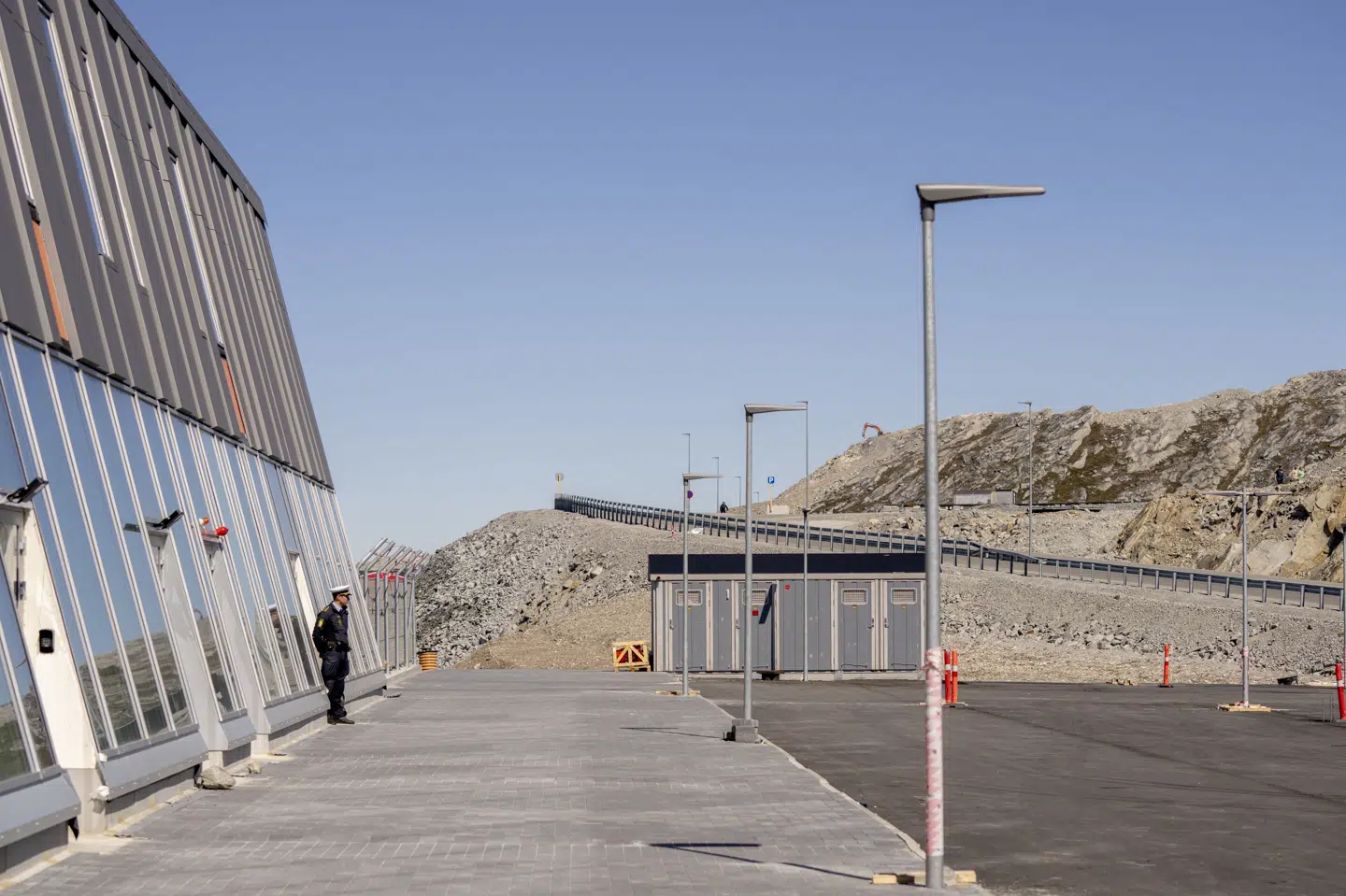 Arbejdet ved lufthavnen i Nuuk er et af Grønlands største infrastrukturprojekter, hvor der skal etableres en ny lufthavnsterminal og en 2200 meter lang landingsbane. Arbejdet har dog ramt flere bump på vejen. I juli besøgte kongeparret lufthavnen i Nuuk, hvor billedet er taget.