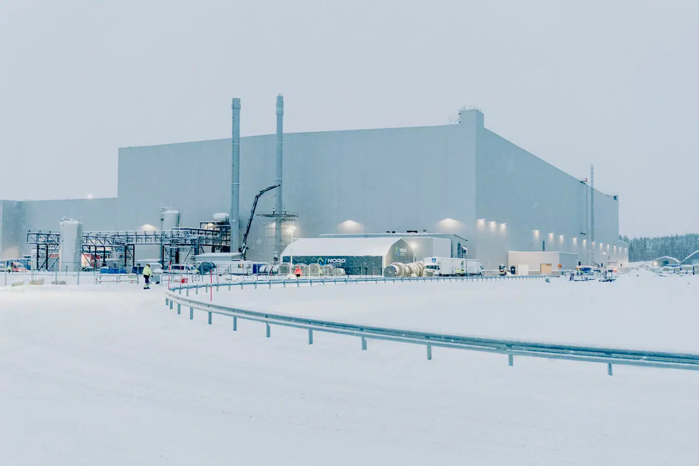 Lige syd for polarcirklen ligger den store batterifabrik, hvor Northvolt producerer batterier til elbiler. Men overlevelsen er truet.