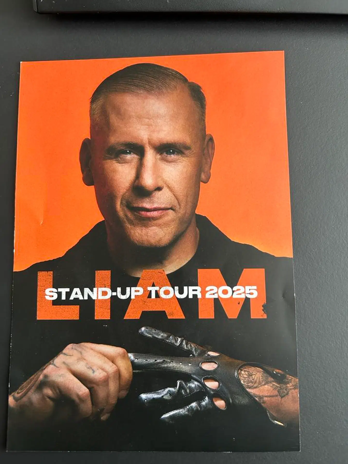 Denne flyer, der henviser til et nyt standup-show blev delt ud søndag aften i Aarhus.