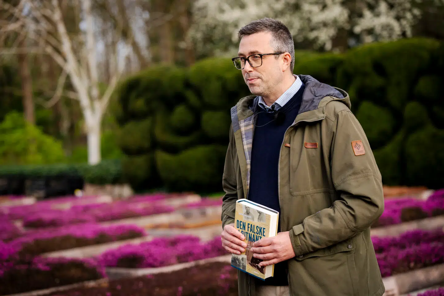 Martin Q. Magnussen i Mindelunden med sin tidligere bog »Den falske løjtnant«, der handlede om Karl Edvard Nielsen, som ikke var modstandsmand, som man hidtil havde troet, men sabotagevagt, der ved en fejl blev skudt af Gestapo. Det førte til, at Karl Edvard Nielsens gravsten blev fjernet fra Mindelunden. Arkivfoto: Ida Marie Odgaard/Ritzau Scanpix