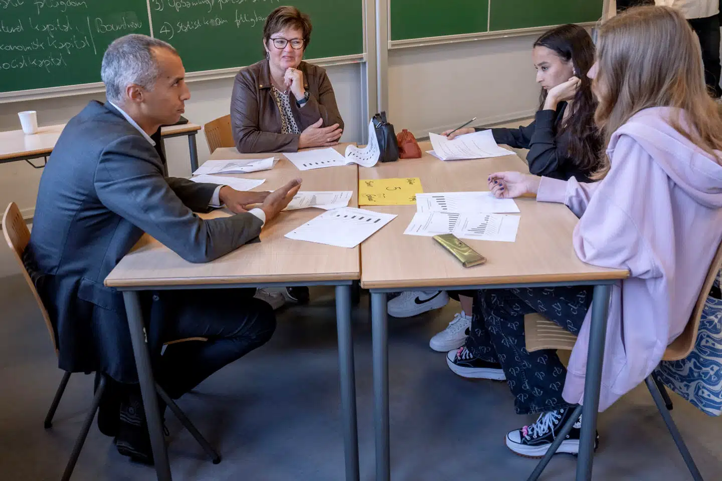 Mattias Tesfaye er nærmest en enmandshær i forhold til at bekæmpe politikerlede, mener Søren Madsen. Her er han sammen med uddannelsesordførerne fra hele regeringen på besøg på Hvidovre Gymnasium.