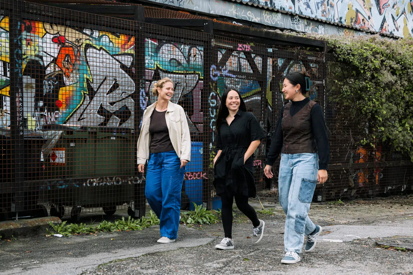 Emma Hjortdal (tv.), Lili Dreyer (i midten), og Helene Hsu (th.) står bag virksomheden VAER, der med hjælp fra Visa's She's Next-legat har kunnet gøre deres drøm om gøre modeindustrien, mere specifikt vores hang til sneakers, mere bæredygtig.
