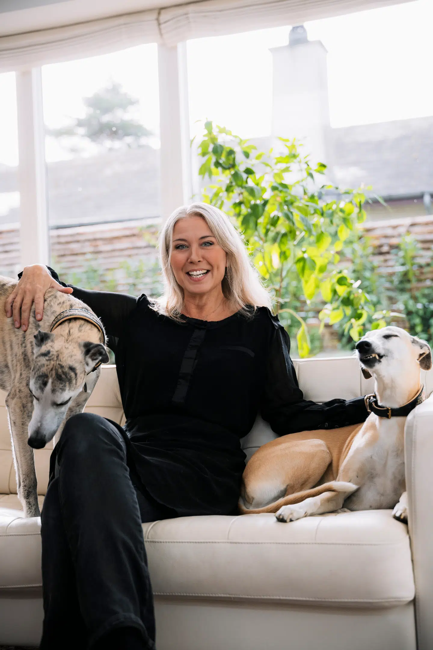Der er ingen tvivl om at Hanne Jarmer selv er hundeglad – og måske netop derfor ved hun også, hvad der skaber glæde hos hunden og ro hos ejeren.