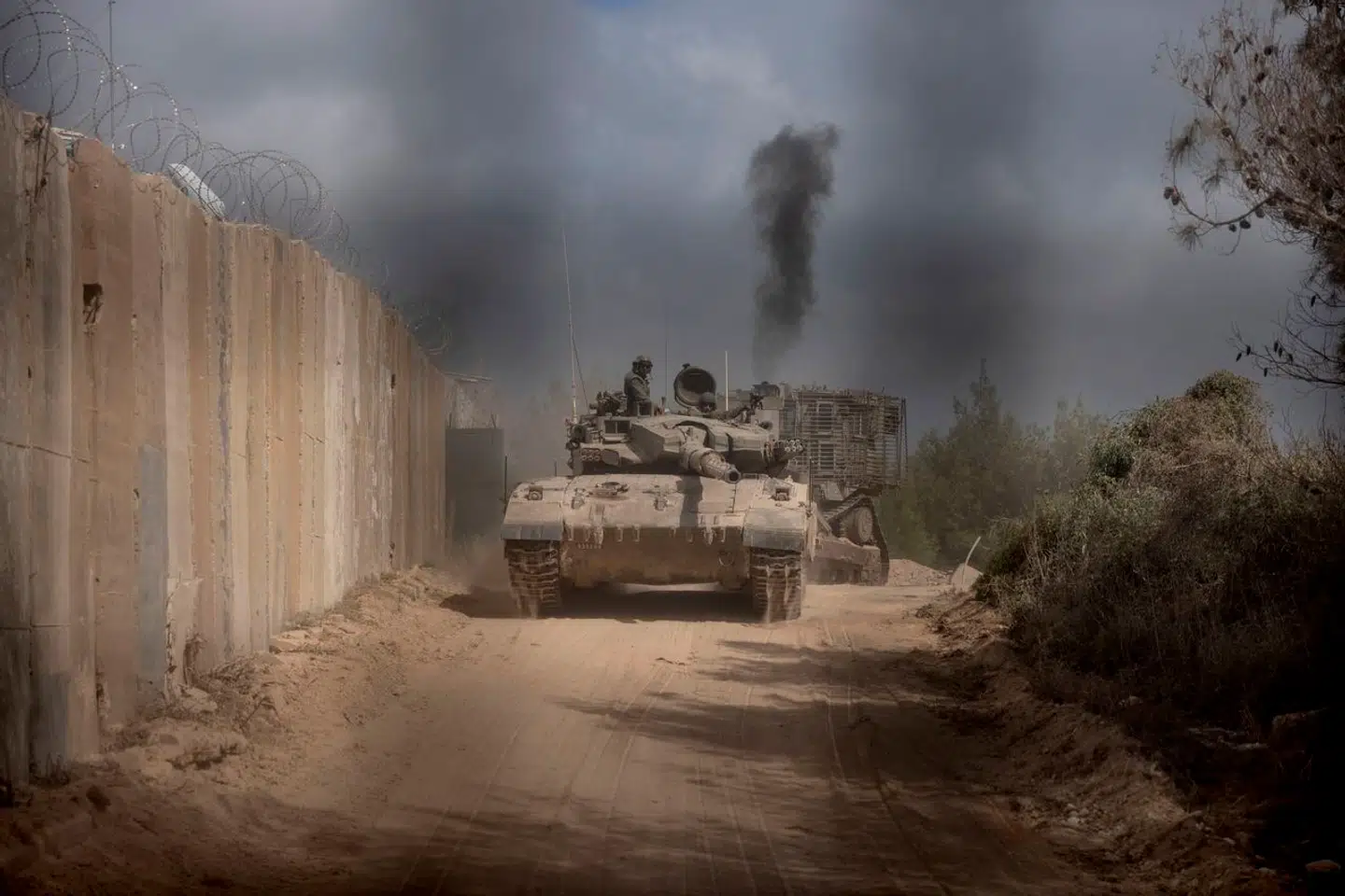 En israelsk kampvogn kører ind i Libanon nær Naqoura nær det sted, hvor der angiveligt blev skudt ved observatørtårne. Billedet er taget på en pressetur.