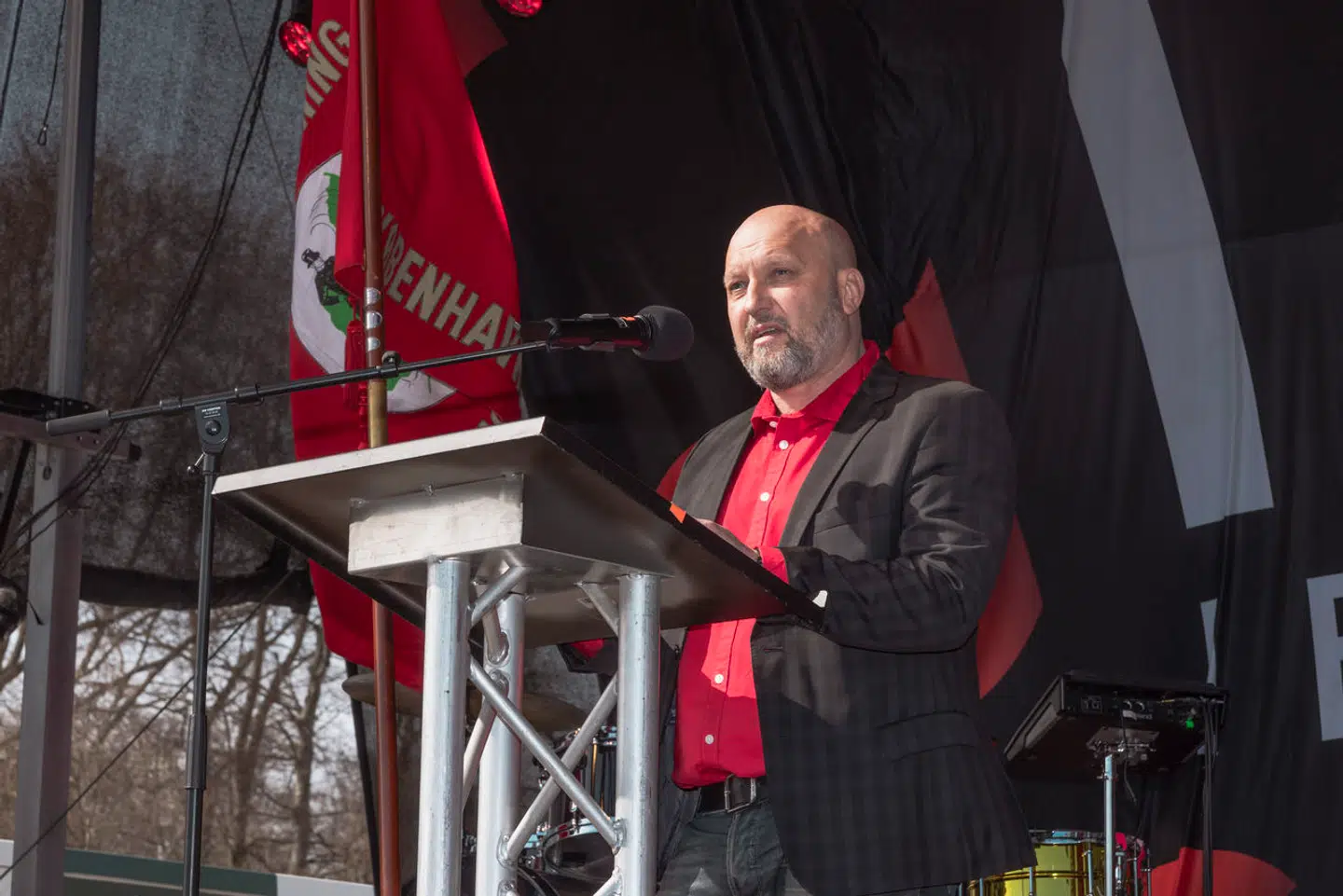 Henrik W. Petersen, forbundsformand i Arbejderforbundet Blik og Rør, kalder det »forbryderisk og kynisk«, at en arbejdsplads har sat børn i skolepraktik til at fjerne asbest uden værnemidler.