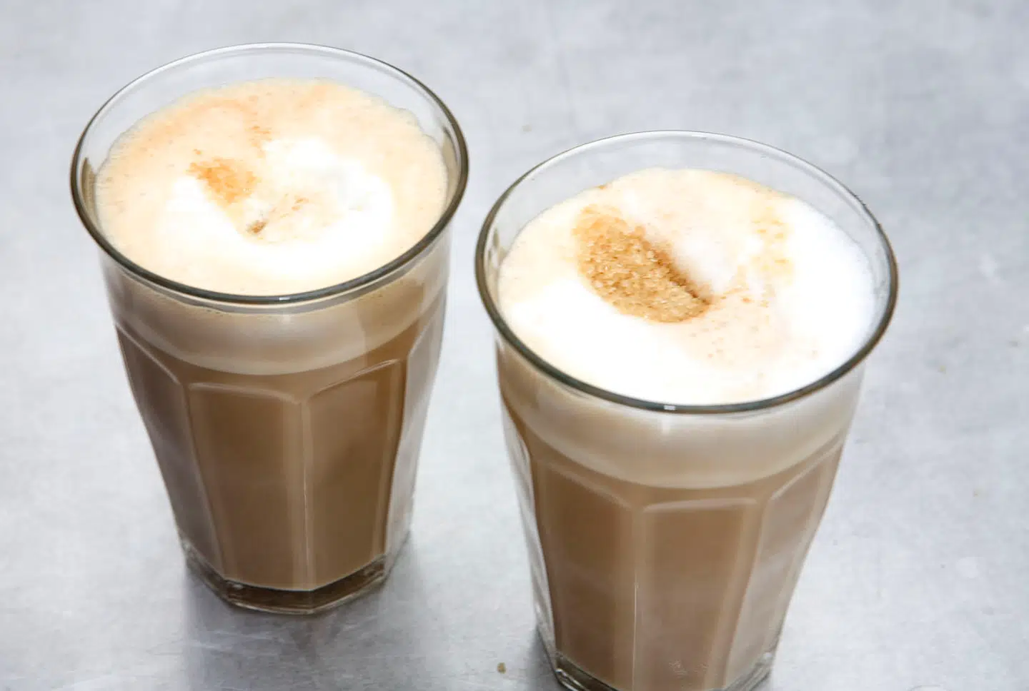 »Man har pustet fordomme op i så høj en grad, udelukkende i retorikkens navn, at man har forhindret forståelse mellem landsdelene. Ideer om beboerne i storbyen som arrogante, jantelovsignorante caffe latte-drikker, og befolkningen i mere landlige kommuner som værende primitive, CO₂-udledende The Julekalender-agtige karakterer,« skriver Alexander Blavnsfeldt.