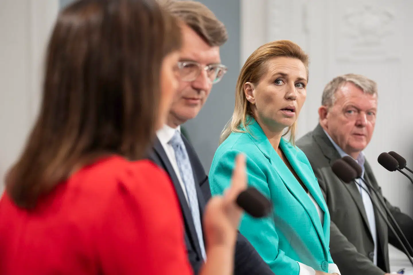 Pressemøde i spejlsalen for knap en måned siden, hvor regeringstoppen præsenterede udspillet »Sundhed tæt på dig«. Fra venstre indenrigs- og sundhedsminister Sophie Løhde (V), vicestatsminister og forsvarsminister Troels Lund Poulsen (V), statsminister Mette Frederiksen (S) og udenrigsminister Lars Løkke Rasmussen (M).