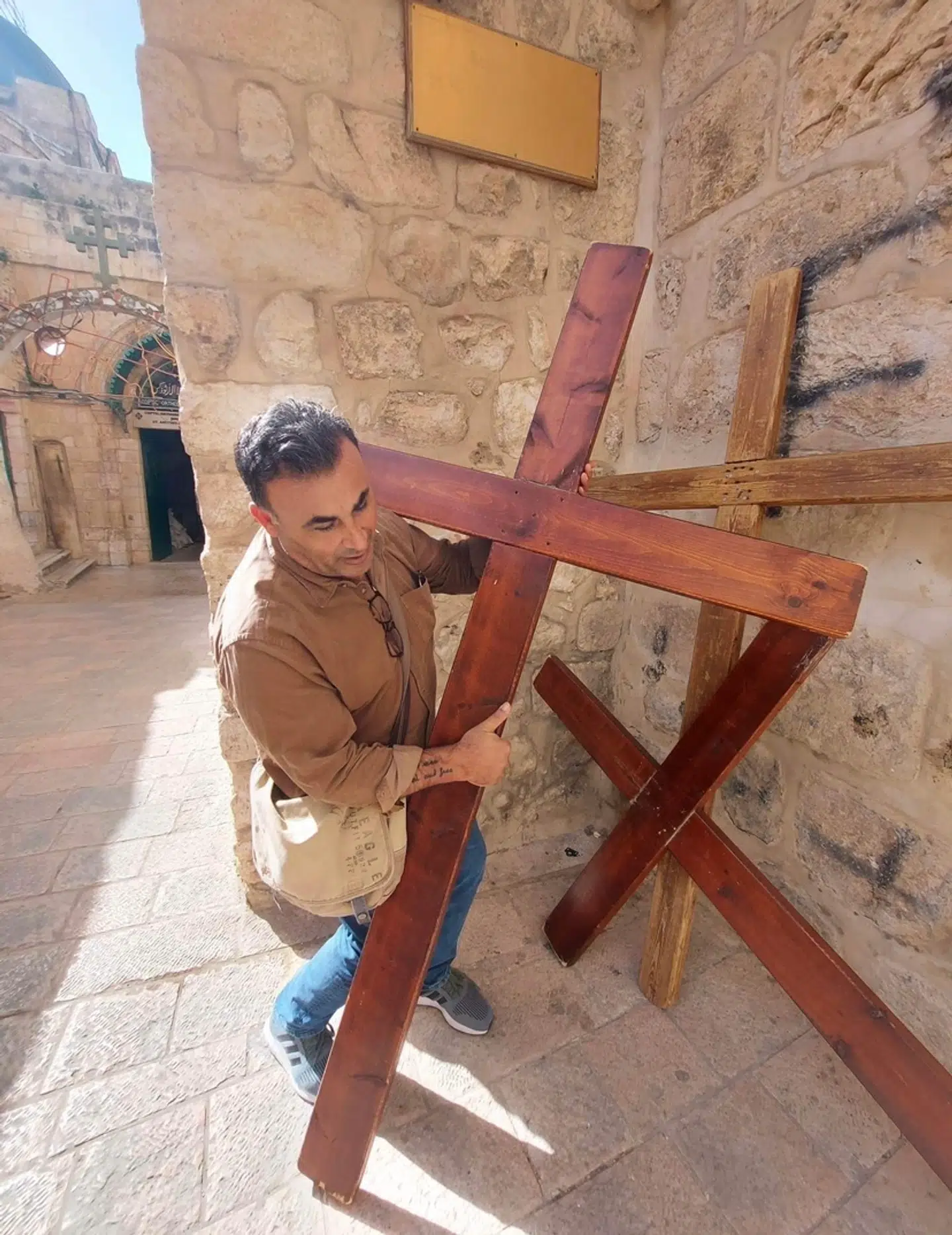 Den nu kristne Naser Khader ses her med et kors på Smertens Vej i Jerusalem – den rute Jesus gik på vej til sin korsfæstelse.