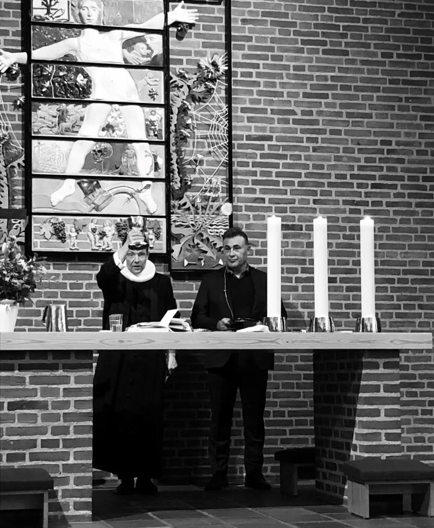 På teologistudiet er Naser Khader kommer godt fra start. Han finder det enormt interessant og sætter pris på, at der er tid til at reflektere og gå i dybden. Han har allerede taget forskud på at prædike for en menighed. Her ses han til sin første prædiken i Skovlunde Kirke med præst Morten Wesserman.